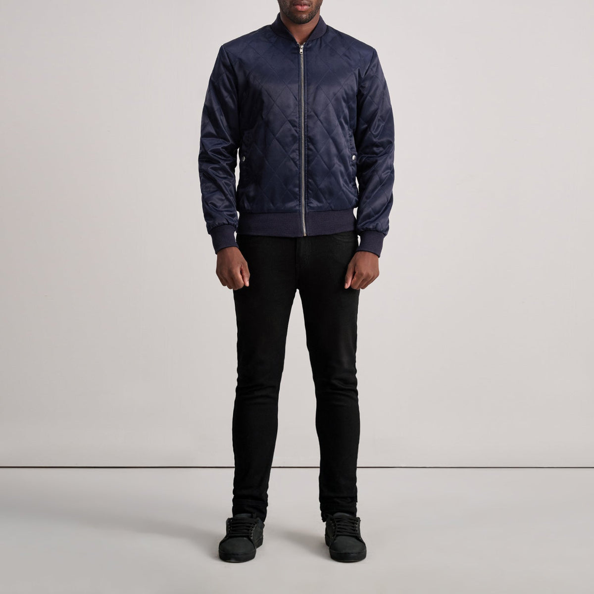 Close-Up Detail of Varsity &amp; Zipper Hardware on Danson Quilted Blue Varsity Nahkatakki Miehille