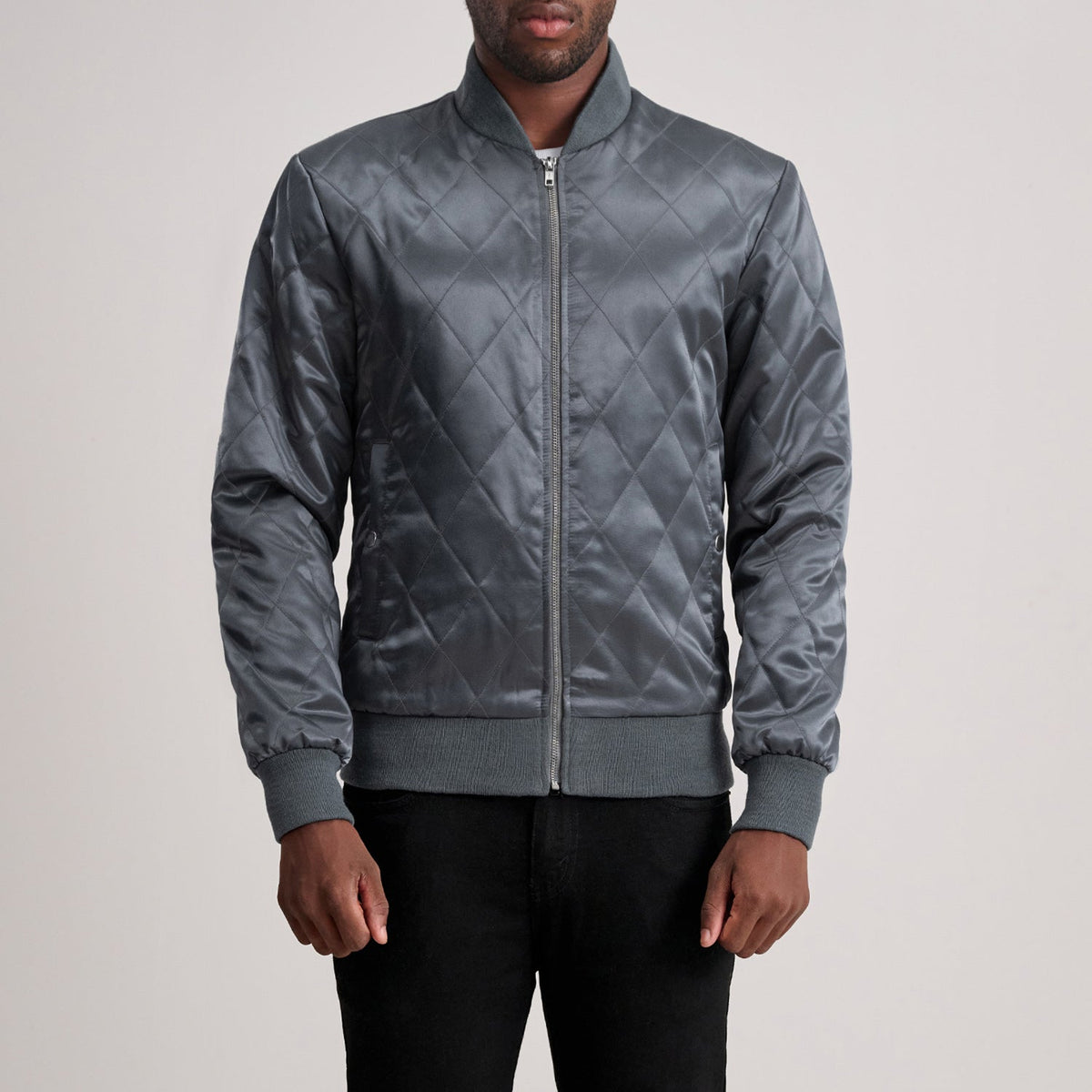 
Danson Tepattu Grey Varsity Nahkatakki Miehille in Grey Satin - Edestä ja räätälöity siluetti | Osta verkosta
