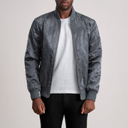 
Danson Tepattu Grey Varsity Nahkatakki Miehille - Sivuprofiili ergonomisella hihanleikkauksella