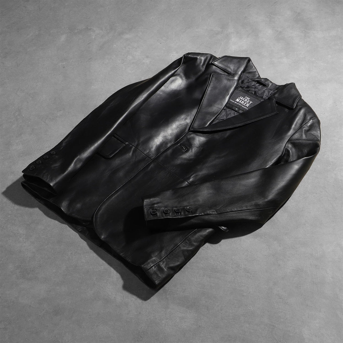 Styled Fit Perspective of Men's Daron Musta Nahkainen Bleiseri Miehille on Model - Natural Daylight Drape