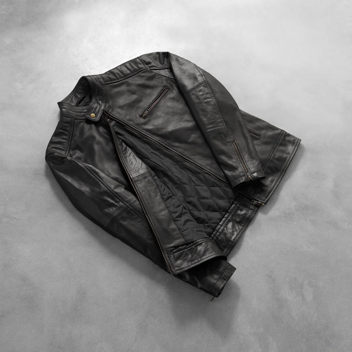 Styled Fit Perspective of Dean Musta Nahkainen Biker-takki Miehille on Model - Natural Daylight Drape