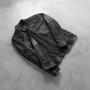 Styled Fit Perspective of Dean Musta Nahkainen Biker-takki Miehille on Model - Natural Daylight Drape
