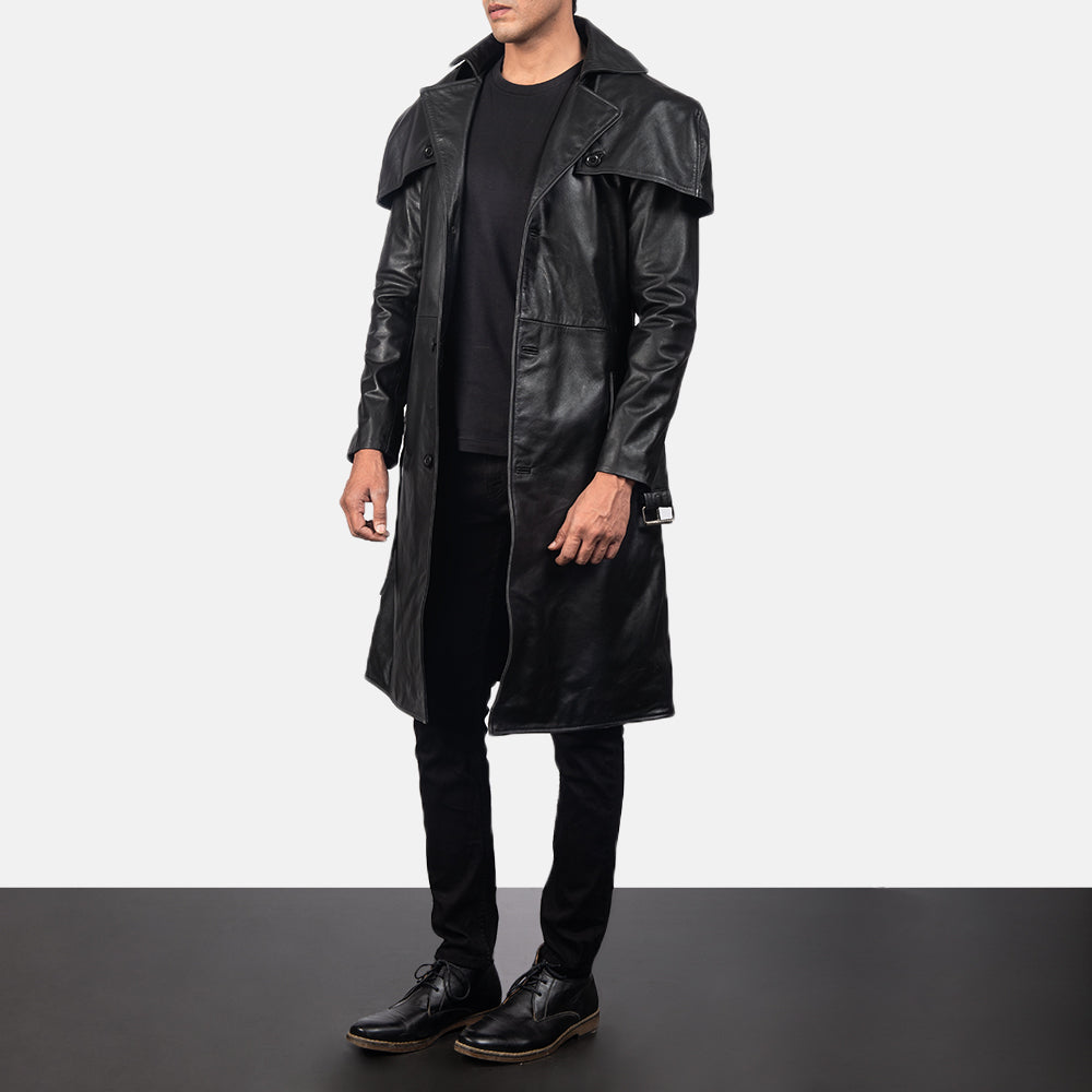 
Deux Musta Leather Duster Miehille - Sivuprofiili ergonomisella hihanleikkauksella