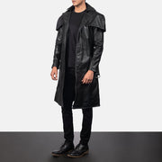
Deux Musta Leather Duster Miehille - Sivuprofiili ergonomisella hihanleikkauksella