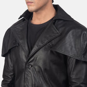 
Yksityiskohtainen lähikuva of Classic Collar & Buttons + Belt Hardware on Deux Musta Leather Duster Miehille