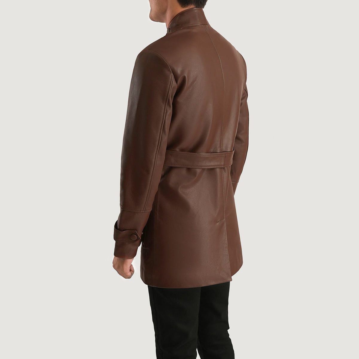 
Yksityiskohtainen lähikuva of High neck with Belt & Snap button Hardware on Dolf Ruskea Nahkatakki Miehille