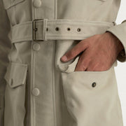 Close-Up Detail of High neck with Belt &amp; Snap button Hardware on Dolf Off-White Mokkanahkatakki Miehille