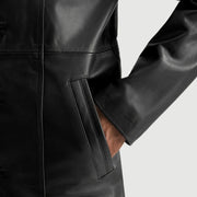 Close-Up Detail of Notch &amp; Button Hardware on Men's Don Long Musta Nahkatakki Pitkä Miehille