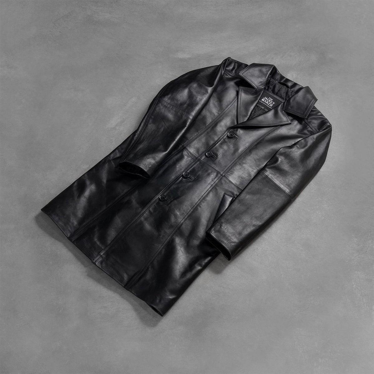 Styled Fit Perspective of Men's Don Long Musta Nahkatakki Pitkä Miehille on Model - Natural Daylight Drape