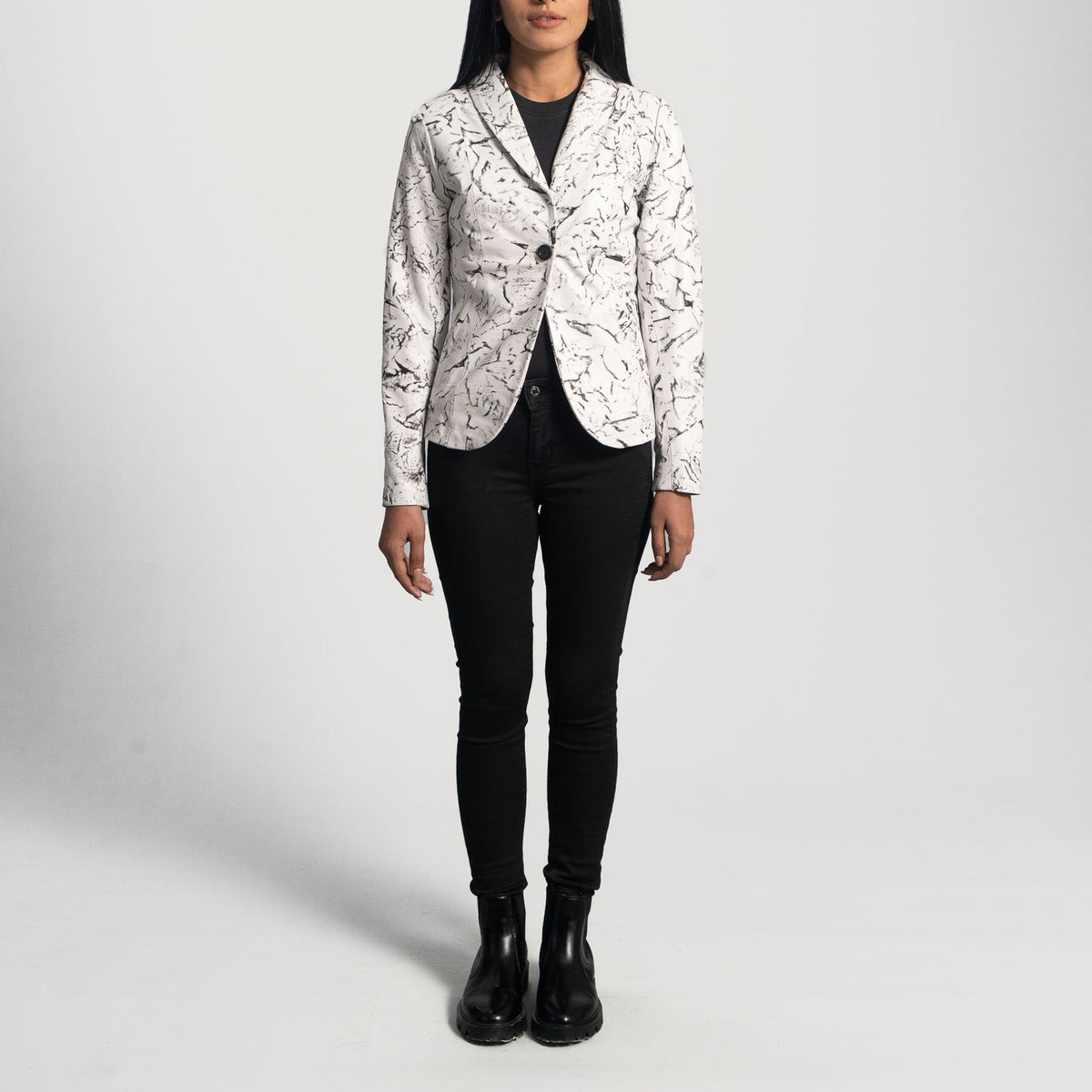 
Yksityiskohtainen lähikuva of Notch & Button Hardware on Donna Blake White Nahkablazer Naisille