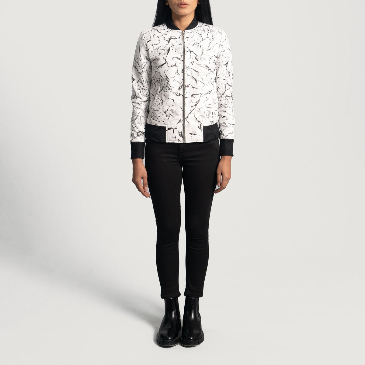 Close-Up Detail of Varsity &amp; Zipper Hardware on Women's Donna Blake White Nahkainen Pommitakki Naisille