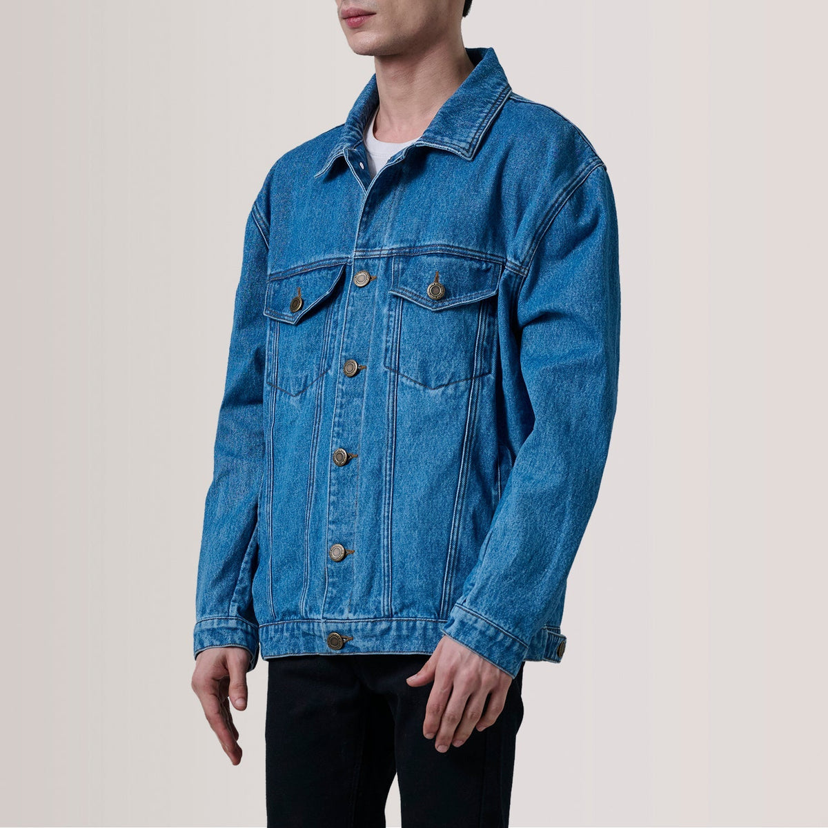 
Eddie Dark Sininen Oversized Denim Trucker Nahkatakki Miehille For Men - Sivuprofiili ergonomisella hihanleikkauksella