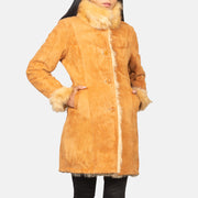 
Yksityiskohtainen lähikuva of Notch & Button Hardware on Erica Beige Leather Coat