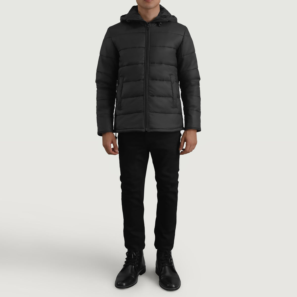 
Erico Musta Hooded Puffer Nahkatakki Miehille - Sivuprofiili ergonomisella hihanleikkauksella