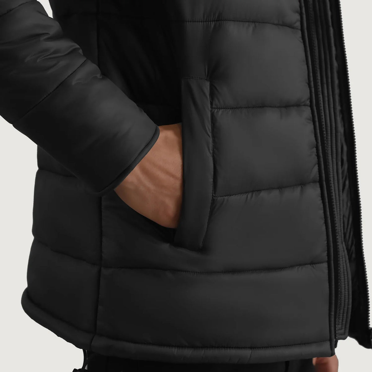 
Sisäpuolen näkymä Showing Quilted Viscose Lining & Kaksi käytännöllistä sisätaskua
