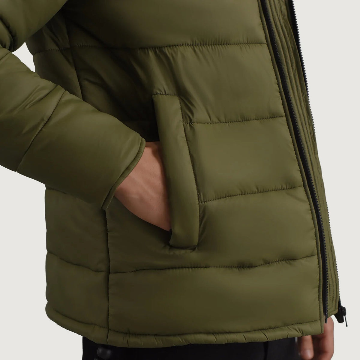 
Sisäpuolen näkymä Showing Quilted Viscose Lining & Kaksi käytännöllistä sisätaskua