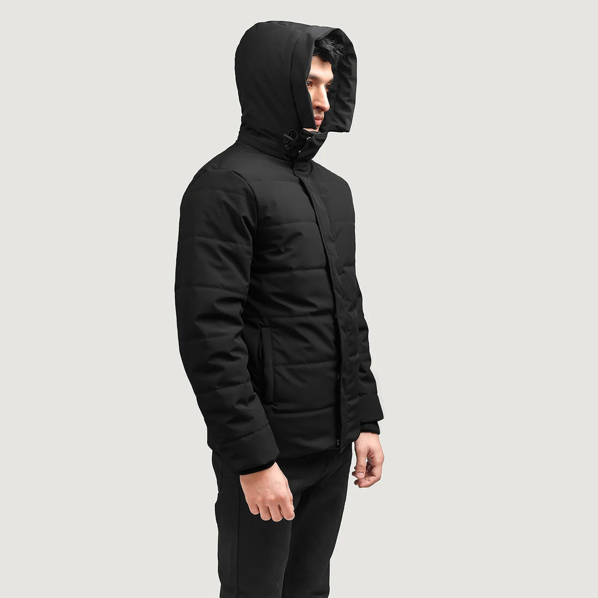 
Exton Musta Hooded Down Puffer Nahkatakki Miehille - Sivuprofiili ergonomisella hihanleikkauksella