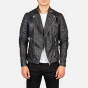 
Faisor Mocha Suede Biker Jacket in Mocha Brown Goatskin Suede - Edestä ja räätälöity siluetti | Osta verkosta