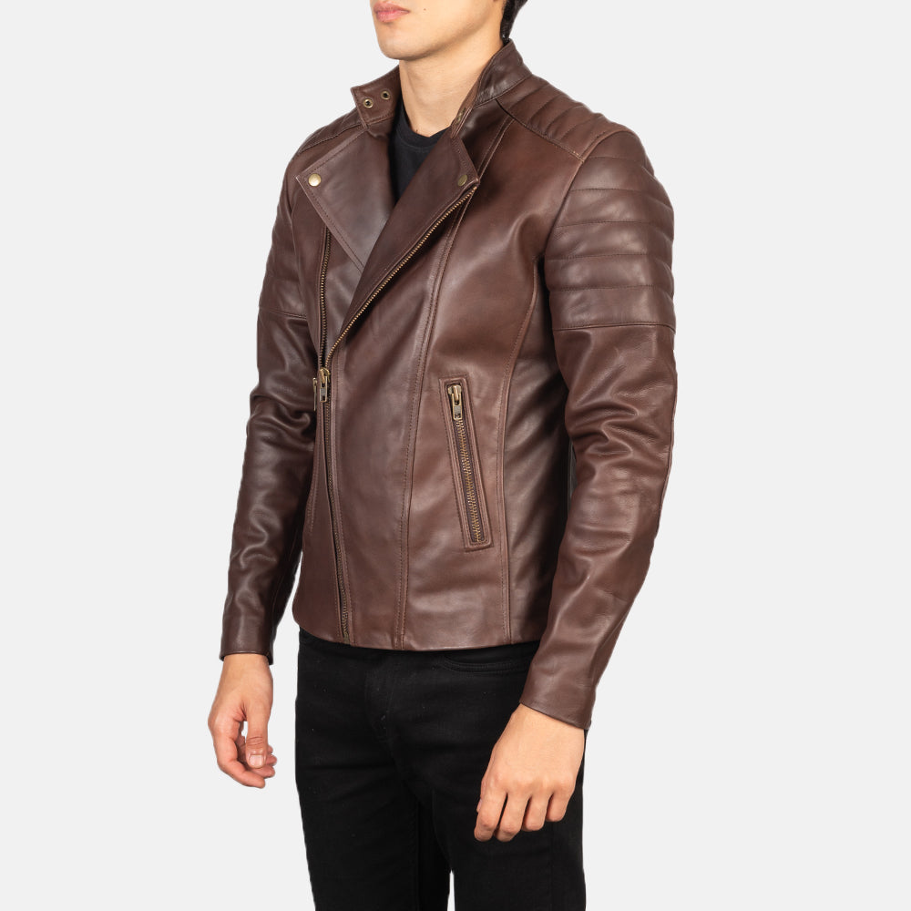 
Päällä sovitetun näkymä:  Faisor Mocha Suede Biker Jacket mallin päällä luonnollisessa päivänvalossa