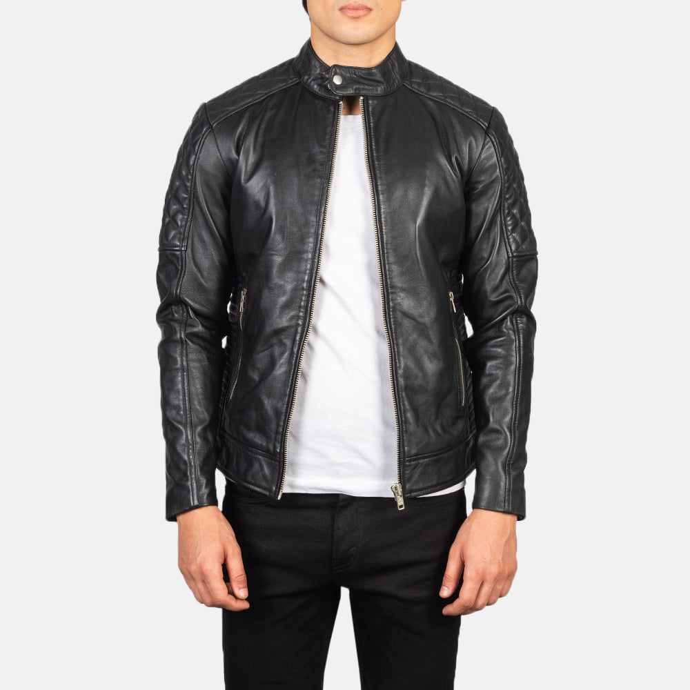 
Fernando Quilted Brown Suede Biker Jacket in Brown Goatskin Suede - Edestä ja räätälöity siluetti | Osta verkosta
