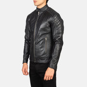 
Brown Goatskin Suede Biker Jacket - Takaa istuvilla olkapäillä ja siistillä helmalla