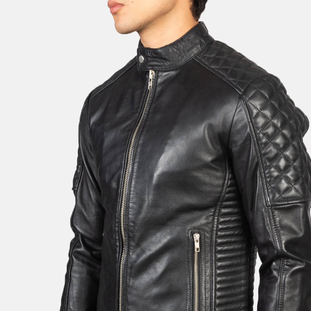 
Sisäpuolen näkymä Showing Quilted Polyester Lining & Kaksi käytännöllistä sisätaskua