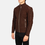 
Päällä sovitetun näkymä:  Fernando Quilted Brown Suede Biker Jacket mallin päällä luonnollisessa päivänvalossa