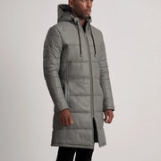 
Päällä sovitetun näkymä:  Floyd Tan Hooded Leather Puffer Coat mallin päällä luonnollisessa päivänvalossa