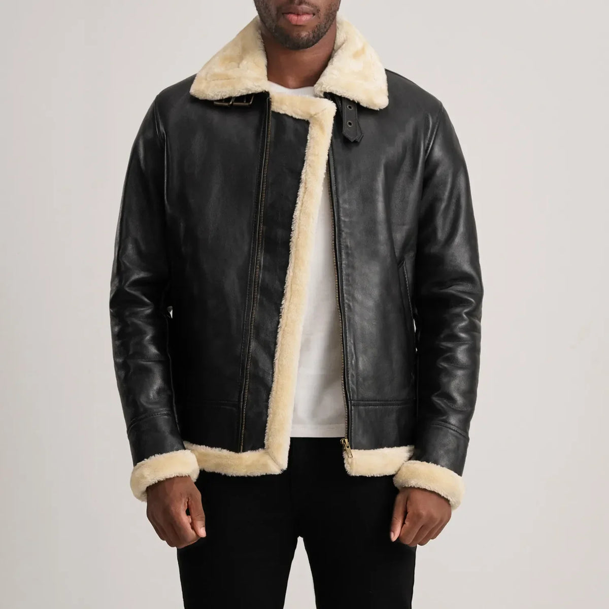 
Francis B-3 Black Leather Bomber Jacket in Black Sheepskin Leather - Edestä ja räätälöity siluetti | Osta verkosta