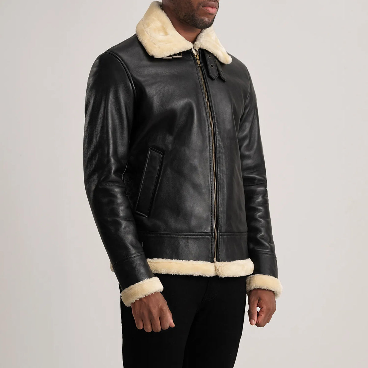 
Black Sheepskin Leather Bomber Jacket - Takaa istuvilla olkapäillä ja siistillä helmalla