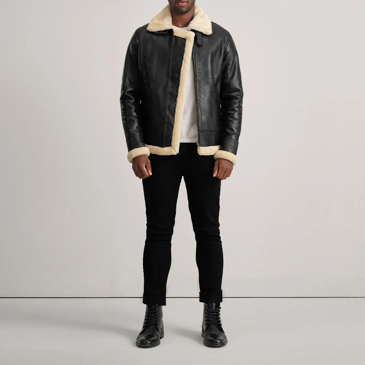 
Francis B-3 Black Leather Bomber Jacket - Sivuprofiili ergonomisella hihanleikkauksella