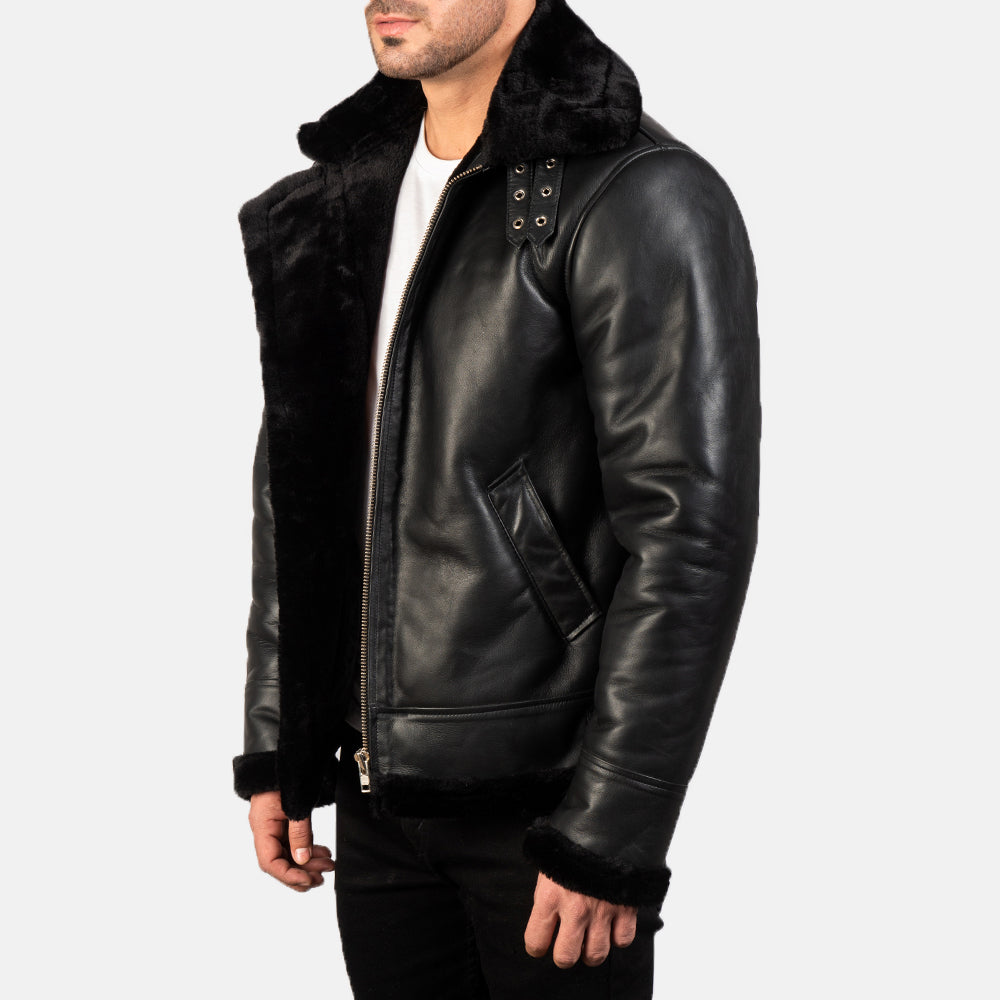 
Päällä sovitetun näkymä:  Francis B-3 Black Leather Bomber Jacket mallin päällä luonnollisessa päivänvalossa