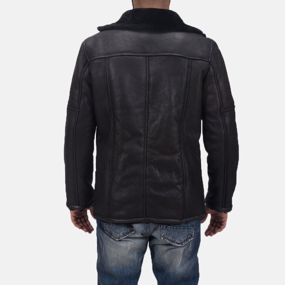 Close-Up Detail of Notch &amp; Button Hardware on Men's Furcliff Double Face Shearling Nahkatakki Pitkä Miehille