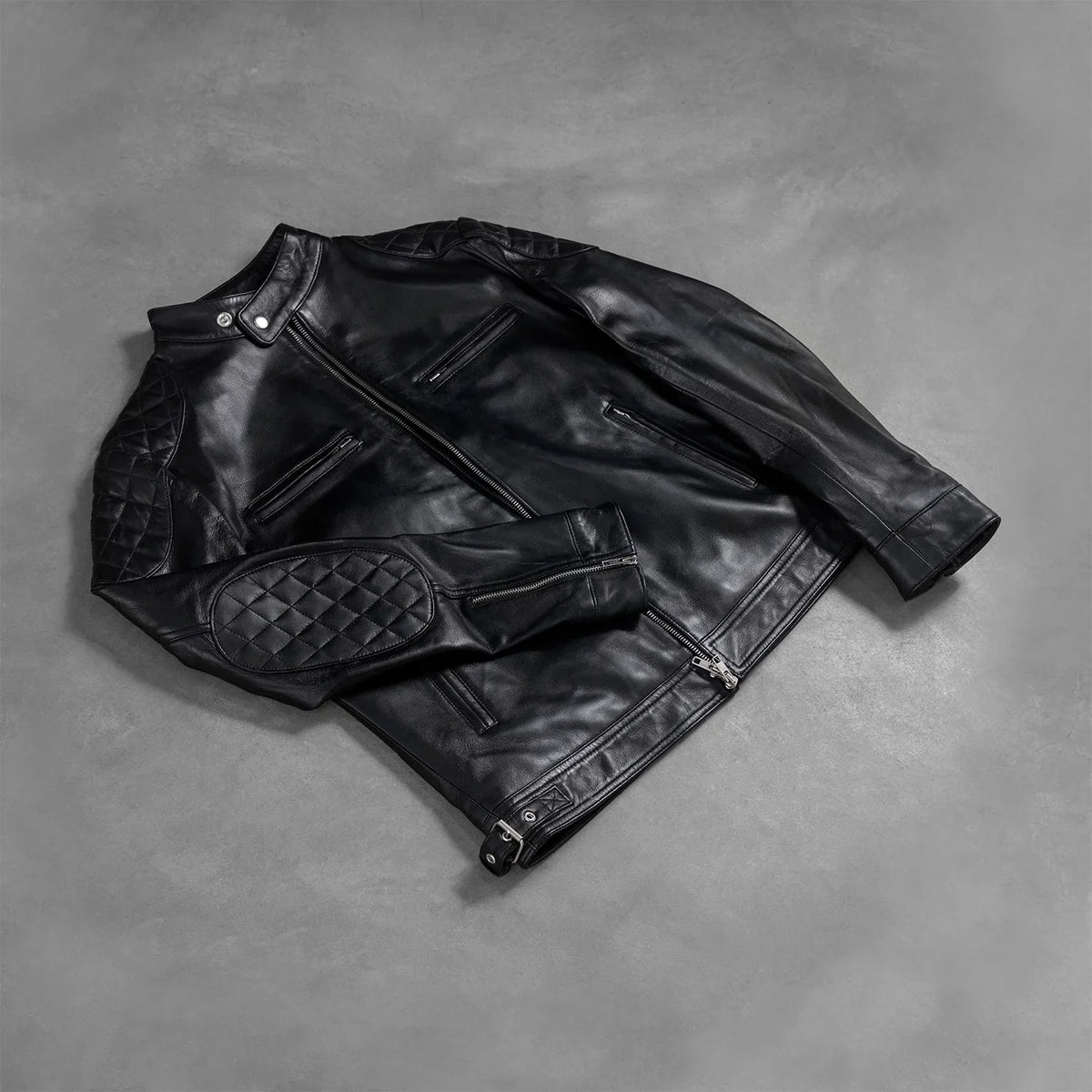 
Helman käsityömäinen viimeistely tuotteessa Gatsby Quilted Black Leather Biker Jacket