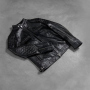 
Helman käsityömäinen viimeistely tuotteessa Gatsby Quilted Black Leather Biker Jacket