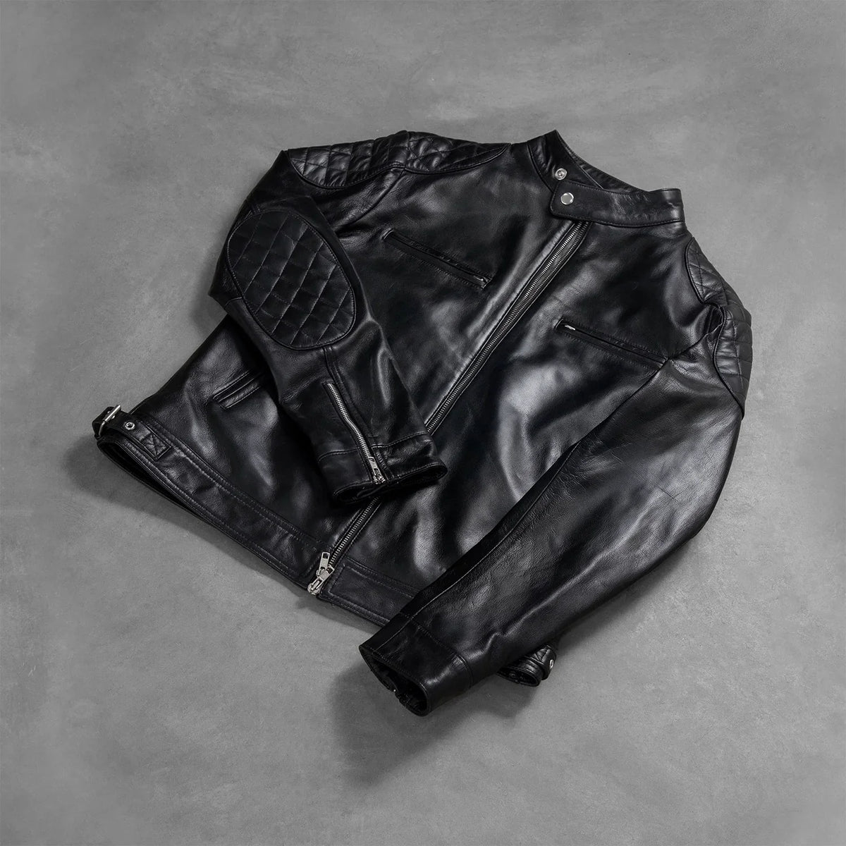 
Päällä sovitetun näkymä:  Gatsby Quilted Black Leather Biker Jacket mallin päällä luonnollisessa päivänvalossa