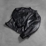 
Päällä sovitetun näkymä:  Gatsby Quilted Black Leather Biker Jacket mallin päällä luonnollisessa päivänvalossa