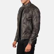 
Distressed Brown Goatskin Leather Biker Jacket - Takaa istuvilla olkapäillä ja siistillä helmalla