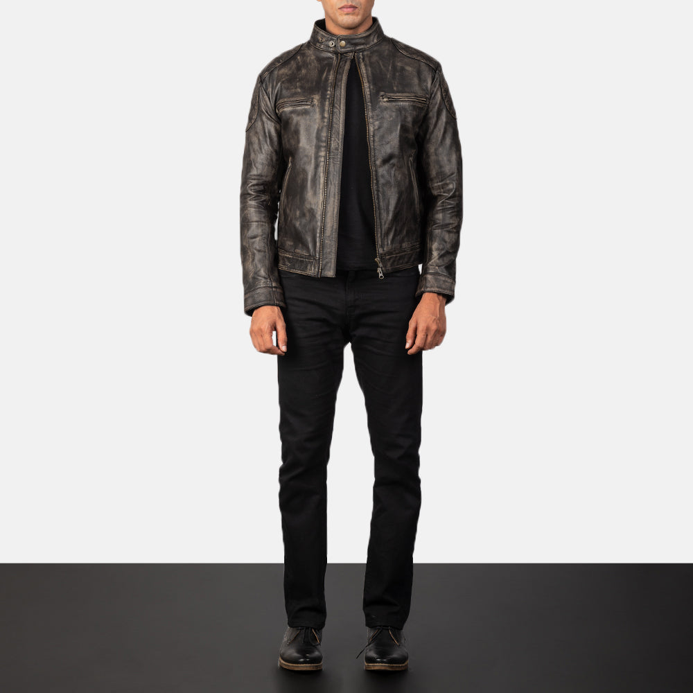 
Yksityiskohtainen lähikuva of Band with snap buttons & Zipper Hardware on Gatsby Quilted Distressed Brown Leather Jacket