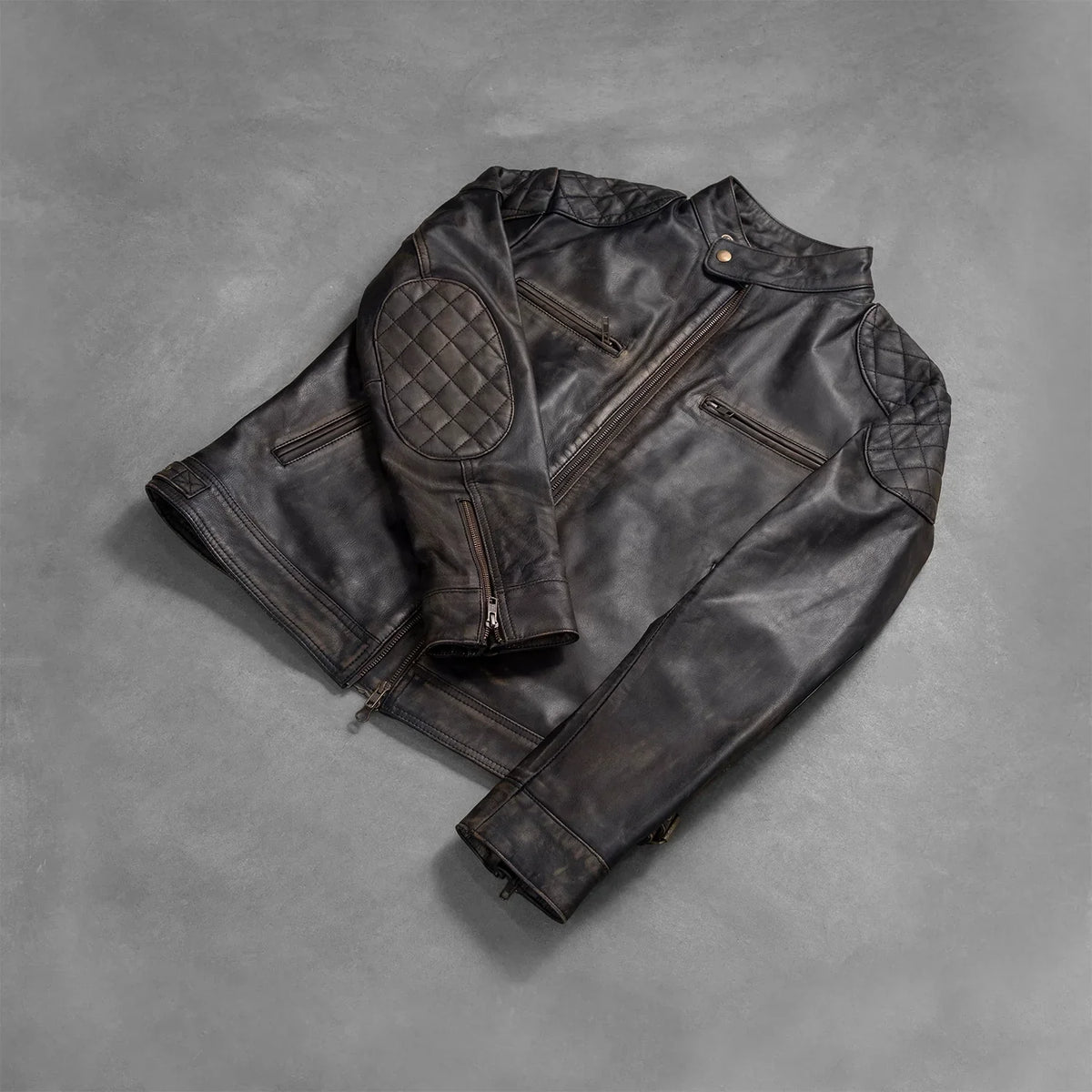 
Päällä sovitetun näkymä:  Gatsby Quilted Distressed Brown Leather Jacket mallin päällä luonnollisessa päivänvalossa