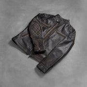 
Päällä sovitetun näkymä:  Gatsby Quilted Distressed Brown Leather Jacket mallin päällä luonnollisessa päivänvalossa
