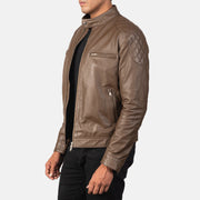 
Gatsby Mocha Nahkainen Biker-takki Miehille - Takaa istuvilla olkapäillä ja siistillä helmalla