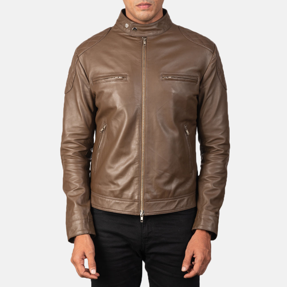
Yksityiskohtainen lähikuva of Band with snap buttons & Zipper Hardware on Gatsby Mocha Nahkainen Biker-takki Miehille