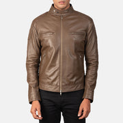 
Yksityiskohtainen lähikuva of Band with snap buttons & Zipper Hardware on Gatsby Mocha Nahkainen Biker-takki Miehille