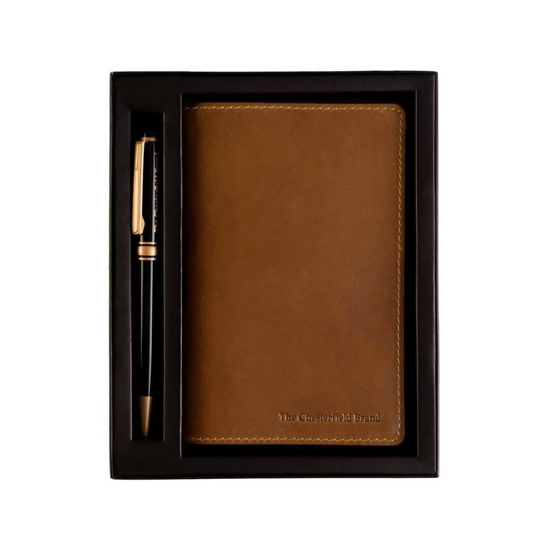 
Giftset Leather Writing Case and Pen (Passport holder) in Classic Full-Grain Leather - Edestä ja räätälöity siluetti | Osta verkosta
