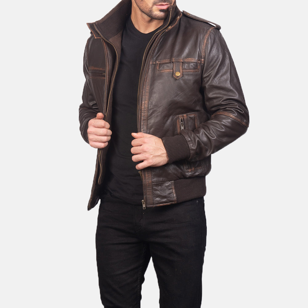 
Brown Goatskin Leather Bomber Jacket - Takaa istuvilla olkapäillä ja siistillä helmalla