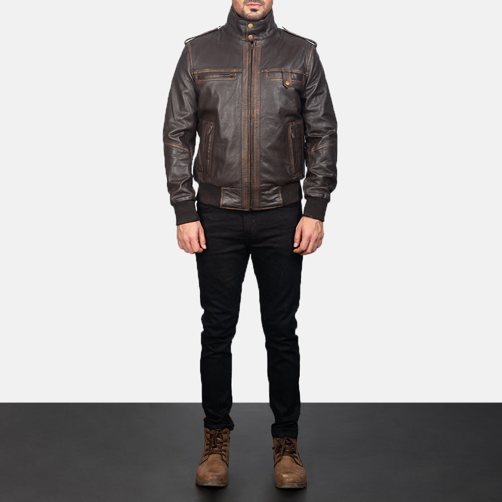 
Street Brown Leather Bomber Jacket - Sivuprofiili ergonomisella hihanleikkauksella