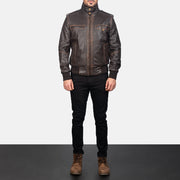 
Street Brown Leather Bomber Jacket - Sivuprofiili ergonomisella hihanleikkauksella