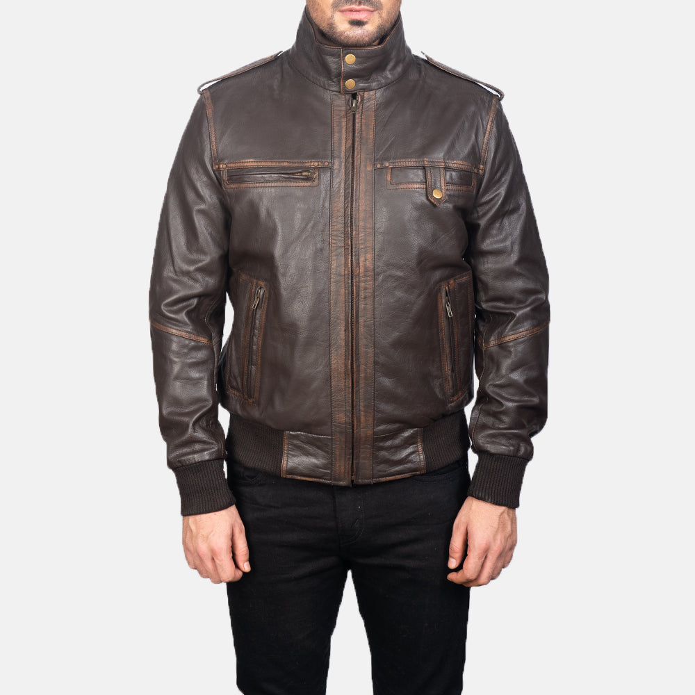 
Yksityiskohtainen lähikuva of High neck & Zipper Hardware on Street Brown Leather Bomber Jacket