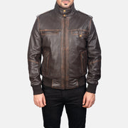 
Yksityiskohtainen lähikuva of High neck & Zipper Hardware on Street Brown Leather Bomber Jacket
